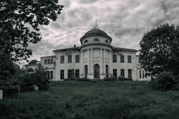 Vacker Övergiven Herrgård Står Glänta Molnig Himmel — Stockfoto