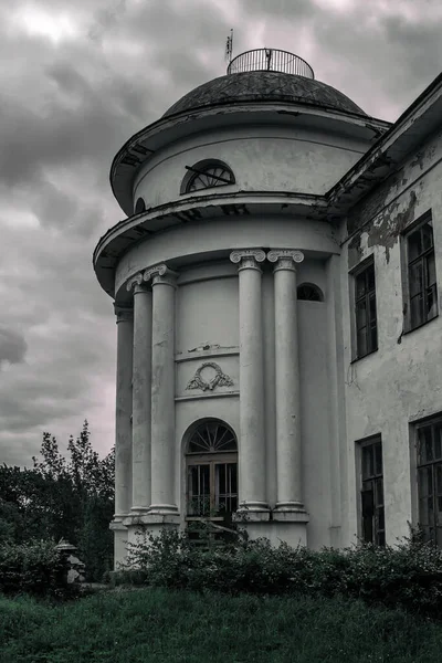 Antigua Mansión Abandonada Con Hermosa Arquitectura — Foto de Stock