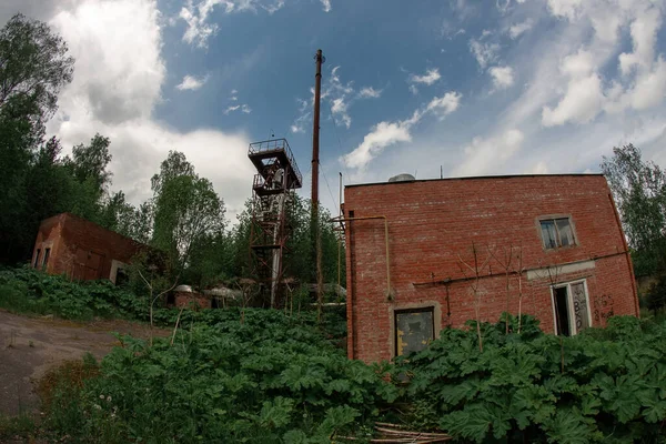 Antigo Edifício Industrial Abandonado Torre Metal Nas Proximidades — Fotografia de Stock