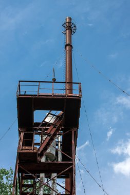 Eski, paslı, terk edilmiş bir kule.