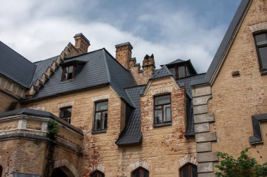 Terk edilmiş eski bir kalenin pencereleriyle çatı manzarası