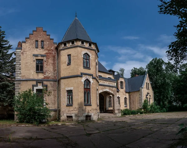 Velho Castelo Abandonado Sob Céu Azul — Fotografia de Stock