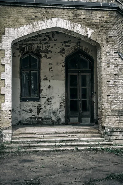Είσοδος Πόρτα Και Παράθυρο Ένα Παλιό Εγκαταλελειμμένο Σπίτι — Φωτογραφία Αρχείου