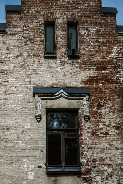 废弃建筑上有漂亮窗户的旧砖墙 — 图库照片