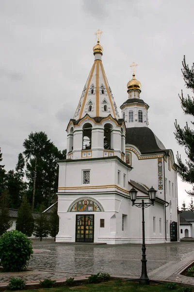 Pequeña Iglesia Jardín Con Árboles Verdes — Foto de Stock