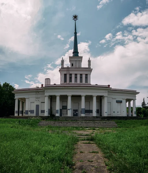 Schönes Verlassenes Gebäude Mit Einem Kirchturm Aus Der Zeit Der — Stockfoto