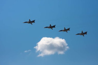 06 / 24 / 2020. Moskova Rusya Federasyonu. Askeri uçaklar zafer geçidine uçuyor