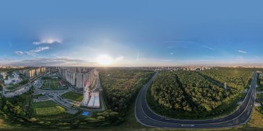 Mavi gökyüzünün altında yol, orman ve evler manzaralı dairesel bir manzara.