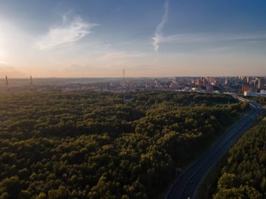 Orman manzarası ve güzel bir gün batımı.