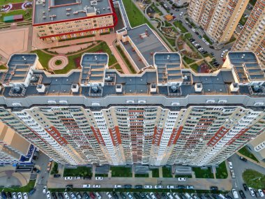 Biz modern ev ve sokak manzaralı yüksek irtifa