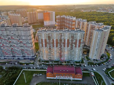 Gün batımında şehir binaları batan güneşe karşı