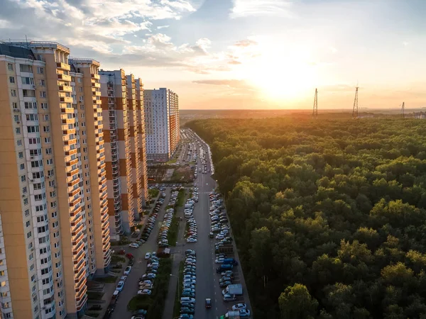 Zonsondergang Bij Moderne Huizen Bos — Stockfoto