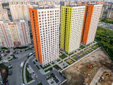 Akşamları üç güzel gökdelenli kule