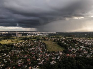 Ormanın yüksekliğinden ve küçük kasabadan akşam manzarası
