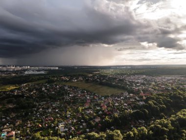 Ormanın yüksekliğinden ve küçük kasabadan akşam manzarası