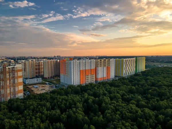 Stedelijk Gebied Buurt Van Het Bos Zon Bij Zonsondergang — Stockfoto