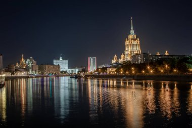 Güzel bir şehrin gece seti.