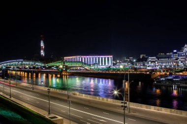 Şehirde gece nehrin güzel bir seti var. Moskova, Rusya Federasyonu, 08.08.2020