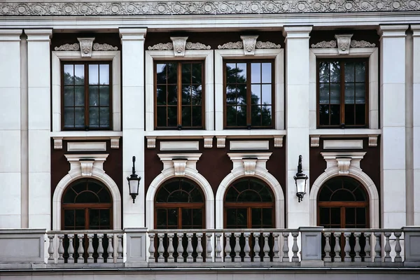 Hermosa Fachada Del Edificio Con Ventanas Balcón —  Fotos de Stock