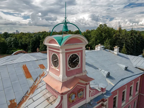 Krásné Starobylé Hodiny Věž Pozadí Stromů Oblohy — Stock fotografie