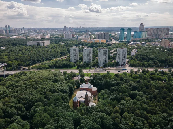 Прекрасний Великий Парк Місті Будинками — стокове фото