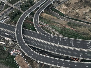 Büyük bir şehirde yol kavşağı