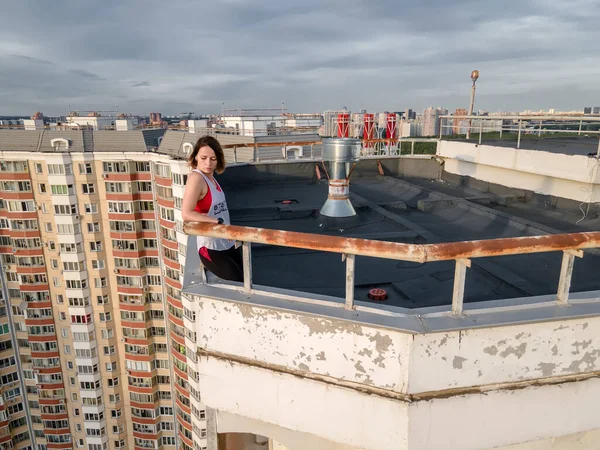 Gökdelenlerin çatısında güzel bir kız