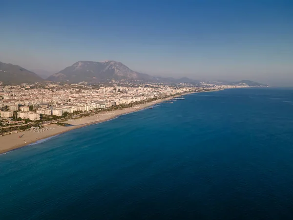 Meer Und Schöner Strand Mit Bergen Und Kleiner Stadt Hintergrund — Stockfoto