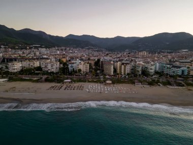 Gökyüzünde güzel bir gün doğumu Denize yakın bir şehrin üzerinde