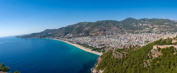 Blaues Meer Und Schöner Strand Mit Bergen Hintergrund — Stockfoto