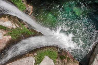 Küçük bir şelale ve taşların üst manzarası