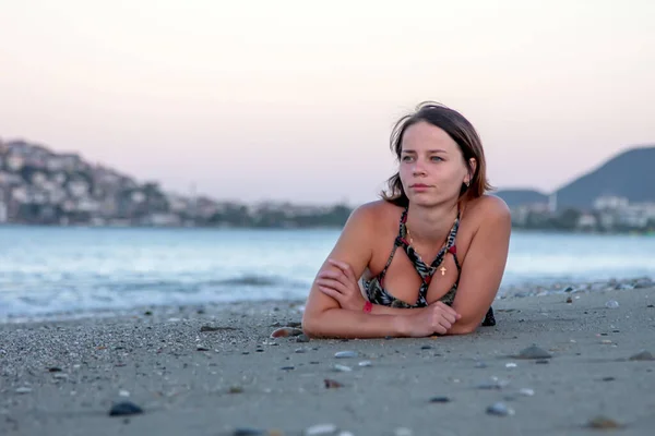 Dívka Leží Písku Pozadí Moře — Stock fotografie
