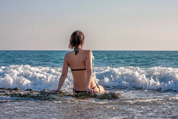 Dívka Sedí Krásném Pobřeží — Stock fotografie