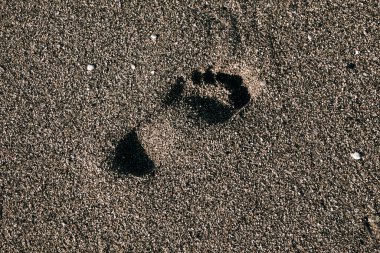 Kumsaldaki kumda ayak izleri.