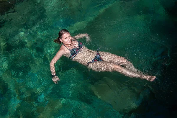 Meisje Zwemt Turquoise Water — Stockfoto
