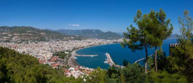 Güzel bir şehir ve deniz manzarası.
