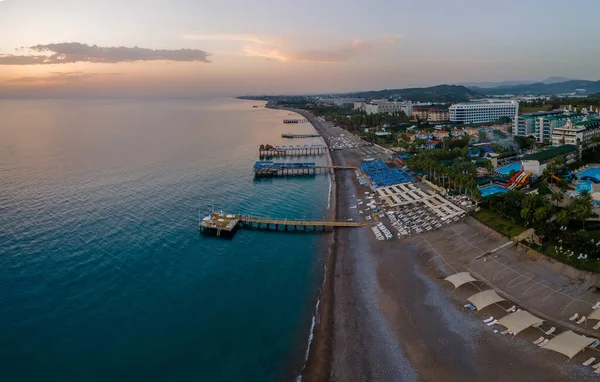 Όμορφη Και Πολύχρωμη Μεγάλη Παραλία Κάτω Από Τον Ουρανό — Φωτογραφία Αρχείου