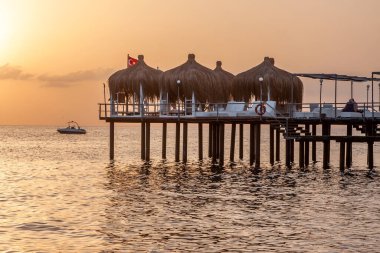 Deniz ve iskele üzerinde güzel gün batımı