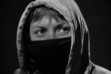 Tıbbi maskeli kız..