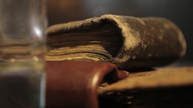 Ortaçağ doktoru şifa iksiri hazırlıyor..