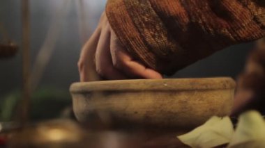 Ortaçağ doktoru şifa iksiri hazırlıyor..