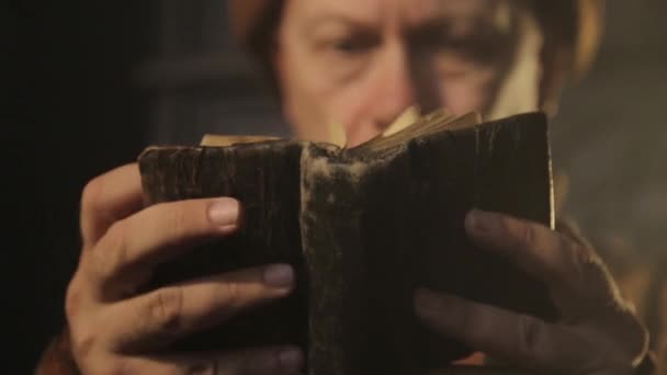 Середньовічний Лікар Готує Заспокійливе Зілля — стокове відео