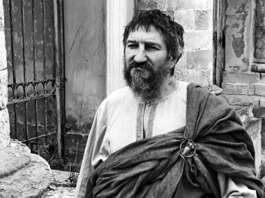 Sette antik bir Yunan filozofu kılığına girmiş bir aktör..