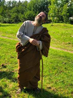 Sette antik bir Yunan filozofu kılığına girmiş bir aktör..