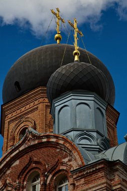 Vvedensky kadın adası manastırı bölgesinde bir Ortodoks kilisesinin kubbeleri..