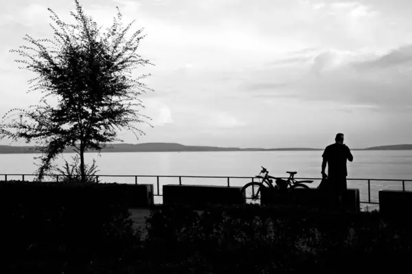 Ciclista Sull Argine Del Fiume Volga Togliatti Russia — Foto Stock