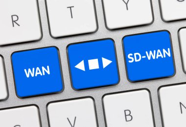 WAN, SD-WAN 'a karşı Metalik Klavyenin Mavi Anahtarı' nda yazılmış. Parmak tuşuna bas.