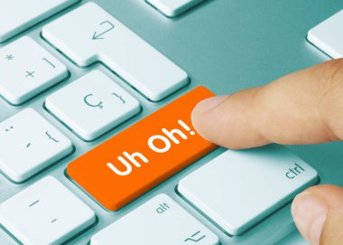 Ah Oh! Metalik Klavyenin Turuncu Anahtarı üzerine yazılmış. Parmak tuşuna bas.