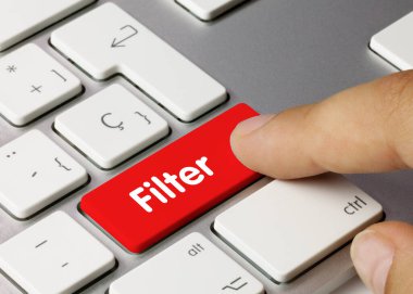 Metalik Klavyenin Kırmızı Anahtarına Yazılmış Filtre. Parmak tuşuna bas.