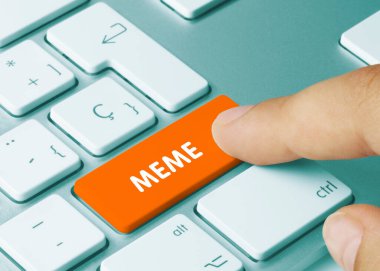 MEME Metalik Klavyenin Turuncu Anahtarı Üzerine Yazıldı. Parmak tuşuna bas.